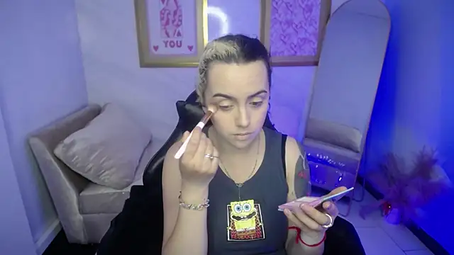 Hela v online show from November 7, 2025, 1:00 pm