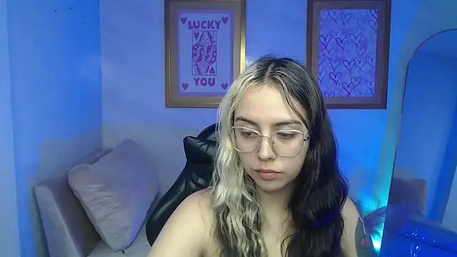 Hela v online show from November 24, 2025, 8:08 pm