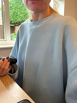 Phoebe Lily online show from November 18, 2025, 10:52 am