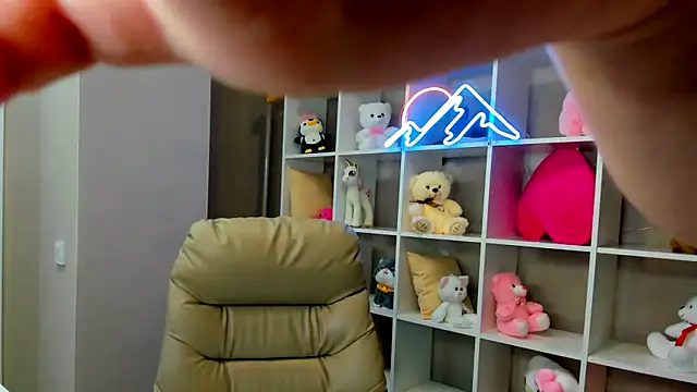 Alisa Suun online show from March 6, 2025, 12:00 am