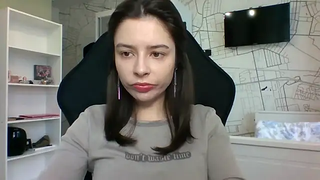 LariceSexy online show from December 1, 2025, 1:05 pm