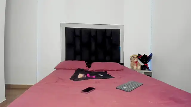 Snapshot of victoriacolin chatting on February 3, 2026, 12:43 pm victoriacolin online show from February 3, 2026, 12:43 pm