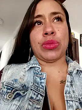 Snapshot of kamila_lovee chatting on December 18, 2025, 7:31 pm kamila lovee online show from December 18, 2025, 7:31 pm