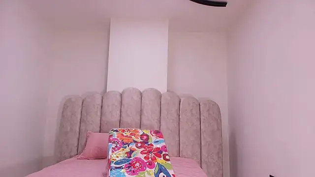 Snapshot of sharlott_miller chatting on December 3, 2025, 11:52 am sharlott miller online show from December 3, 2025, 11:52 am