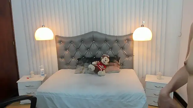 mia vanucci1 online show from March 12, 2025, 6:07 am