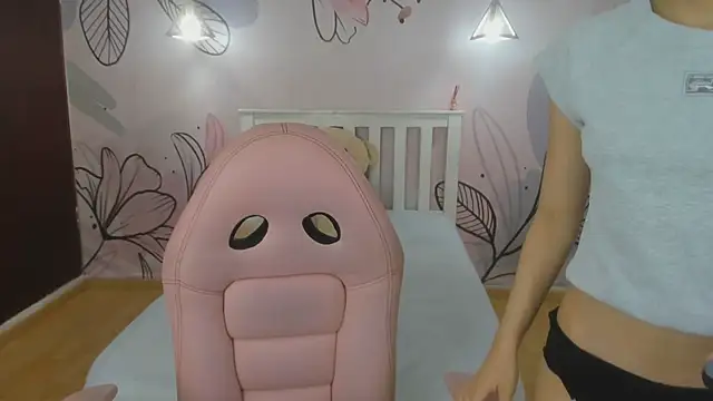 mia vanucci1 online show from March 18, 2025, 3:21 pm