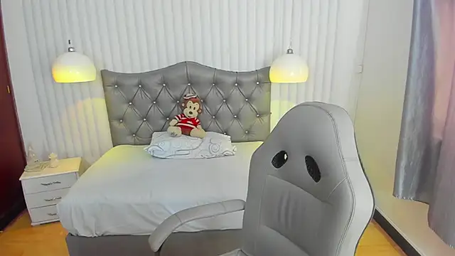 mia vanucci1 online show from September 30, 2025, 7:30 pm