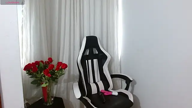 Lunasquirt1985 online show from April 17, 2026, 1:58 pm