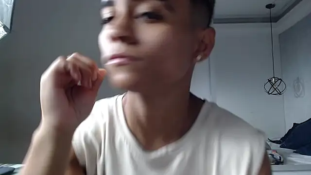 Liiamthompson online show from February 10, 2025, 11:36 am