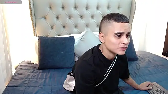 Snapshot of Liiamthompson chatting on July 16, 2026, 12:27 am Liiamthompson online show from July 16, 2026, 12:27 am