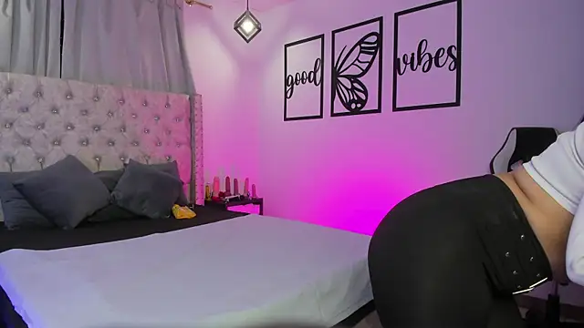 nicolee millerr online show from April 16, 2026, 12:28 pm