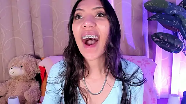 Miss veronicaa2 online show from March 25, 2026, 1:06 pm