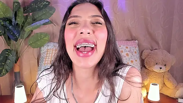 Miss veronicaa2 online show from July 13, 2026, 1:47 pm