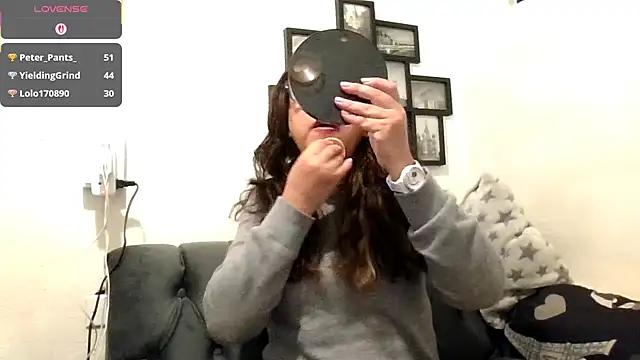 MirandaLatinaLovely online show from November 24, 2025, 5:01 pm