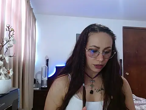 Snapshot of AloLovely_ chatting on April 1, 2026, 11:02 pm AloLovely online show from April 1, 2026, 11:02 pm