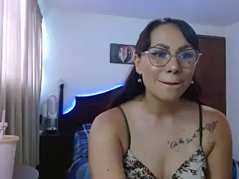 Snapshot of AloLovely_ chatting on April 13, 2026, 8:58 pm AloLovely online show from April 13, 2026, 8:58 pm