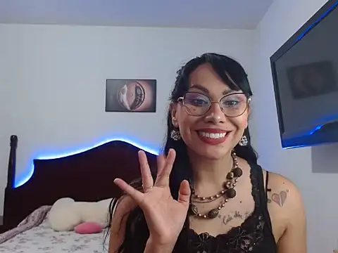 Snapshot of AloLovely_ chatting on May 6, 2026, 11:54 pm AloLovely online show from May 6, 2026, 11:54 pm