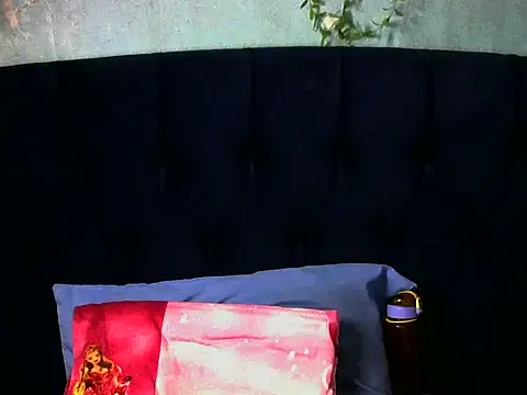 MissLatinaLat online show from April 19, 2026, 7:51 am