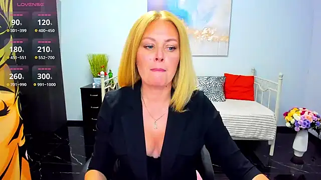 Snapshot of Mira_Whites chatting on May 19, 2026, 11:49 am Mira Whites online show from May 19, 2026, 11:49 am