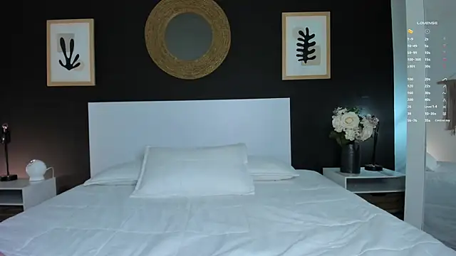 AlannaRussell  online show from November 28, 2025, 8:22 pm