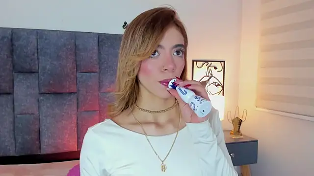 Snapshot of Violetta_Ficher chatting on June 3, 2026, 2:58 am Violetta Ficher online show from June 3, 2026, 2:58 am