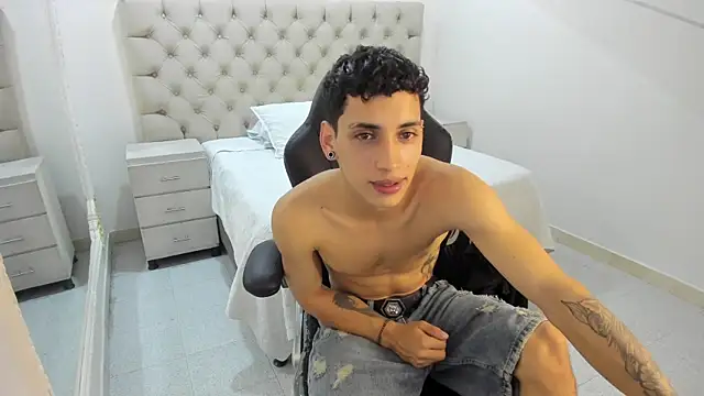 JhoanLeandro online show from November 2, 2025, 5:21 am