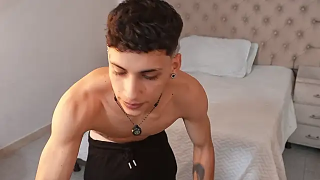 JhoanLeandro online show from February 18, 2026, 5:14 am