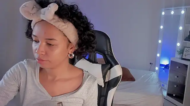 Snapshot of leahaltomm chatting on February 12, 2025, 10:35 am leahaltomm online show from February 12, 2025, 10:35 am