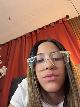 Snapshot of vicky_bass chatting on December 16, 2025, 5:12 am vicky bass online show from December 16, 2025, 5:12 am