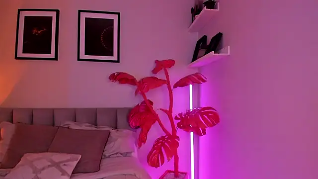 Gigi Strawberry online show from March 28, 2026, 6:13 am