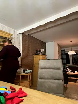 Snapshot of Lars-Lola chatting on October 27, 2025, 5:28 pm Lars-Lola online show from October 27, 2025, 5:28 pm