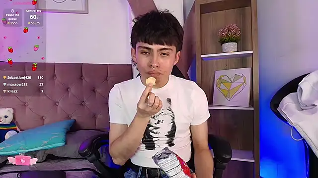 PepperTwink online show from December 3, 2025, 5:44 pm