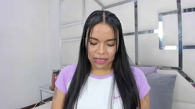 ZoeWan69 online show from April 26, 2026, 12:58 pm