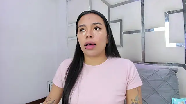 ZoeWan69 online show from May 6, 2026, 1:38 pm