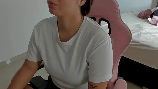 Anniferreira2 online show from October 23, 2025, 7:23 pm