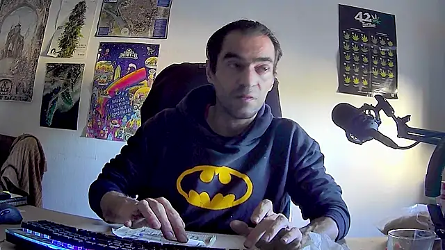 ReyDeBotones online show from April 15, 2026, 5:42 pm