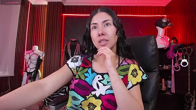 XiaQueen online show from December 4, 2025, 9:01 pm