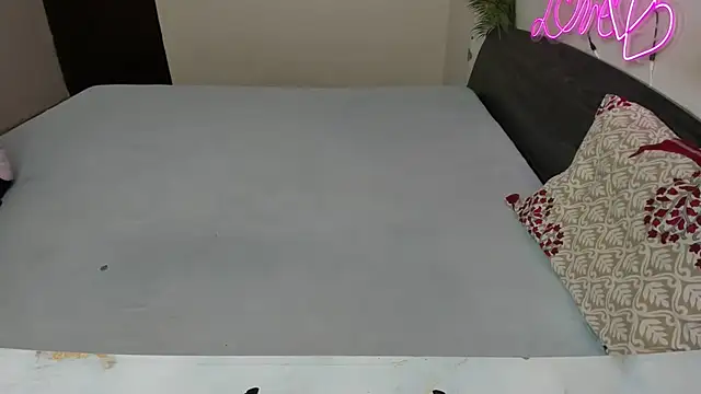 Queen Couple online show from November 6, 2025, 5:19 am