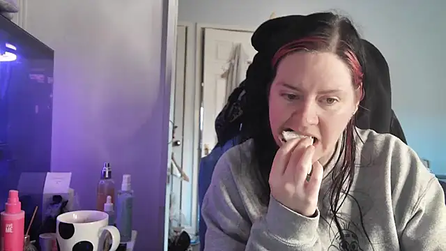 Snapshot of AureliaXOX chatting on December 2, 2025, 12:32 pm AureliaXOX online show from December 2, 2025, 12:32 pm