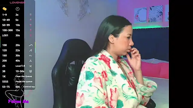 SallyWhitee online show from December 4, 2025, 4:00 am