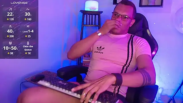 Snapshot of XhaseFoX chatting on February 6, 2025, 3:37 am XhaseFoX online show from February 6, 2025, 3:37 am