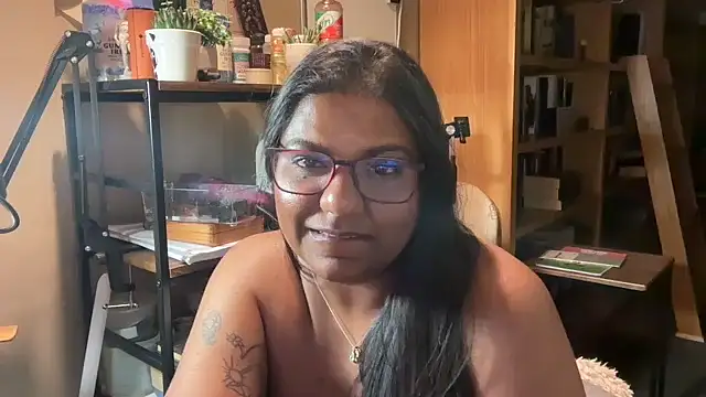 Snapshot of SophieStarShine chatting on October 13, 2025, 11:49 pm SophieStarShine online show from October 13, 2025, 11:49 pm