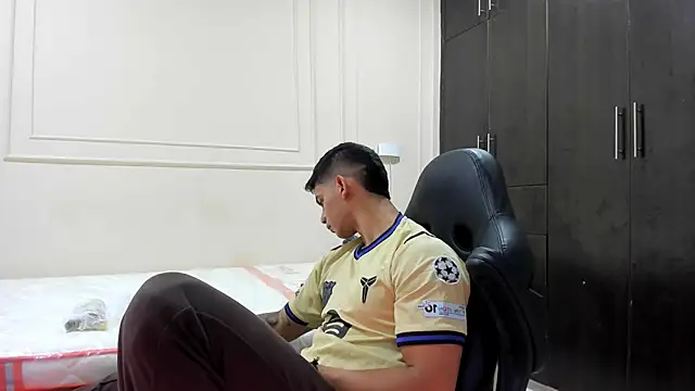 ANDRES STUD online show from April 18, 2026, 4:27 am