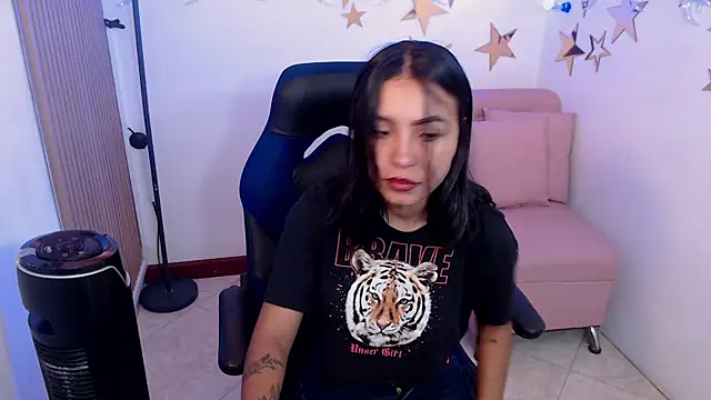 Snapshot of julieta_fn chatting on April 28, 2026, 2:33 pm julieta fn online show from April 28, 2026, 2:33 pm