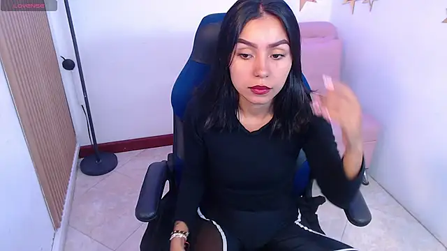 Snapshot of julieta_fn chatting on May 13, 2026, 2:47 pm julieta fn online show from May 13, 2026, 2:47 pm
