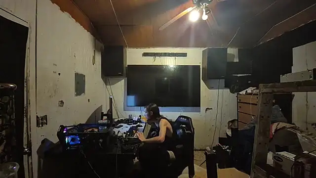 nuttyking2022 online show from December 4, 2025, 8:34 am