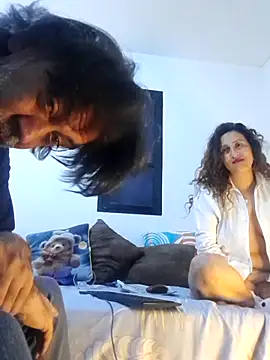 jeans and emma online show from September 21, 2025, 3:30 am