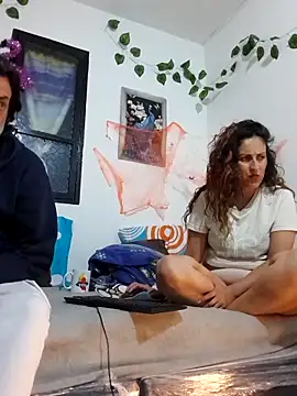 jeans and emma online show from October 24, 2025, 1:46 am