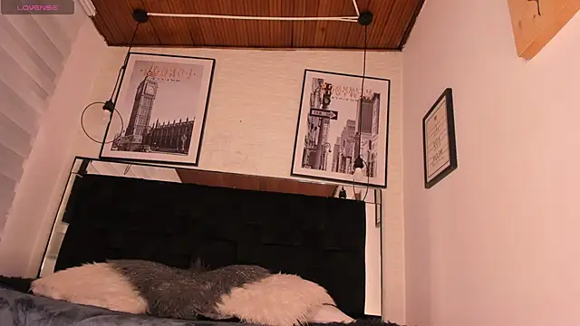 tylla  online show from November 15, 2025, 8:38 pm