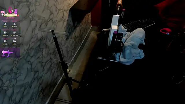 IVISBOUNCYASS online show from December 15, 2025, 12:31 pm